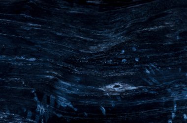 Eski ahşap doku ve arka plan. Düğümleri ve çizikleri olan eski siyah ahşap yüzey. Yemek servisi için uzun, koyu renkli ahşap arka plan..