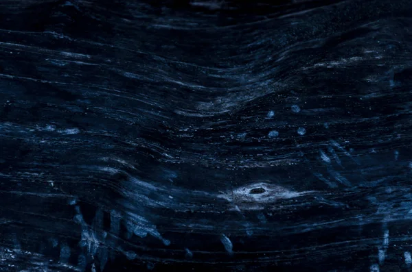 Eski ahşap doku ve arka plan. Düğümleri ve çizikleri olan eski siyah ahşap yüzey. Yemek servisi için uzun, koyu renkli ahşap arka plan..