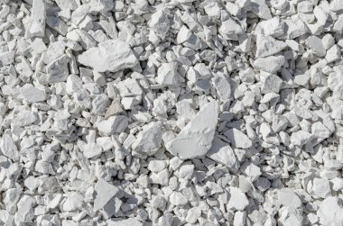 Doğal tebeşir mineral arka planı. Kalsit Kaynağı. Beyaz karbonat tortulu kaya, ince taneli, zayıf beton kaplı, yumuşak ve ufalanmış