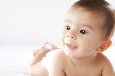 küçük bebek gülümseyen