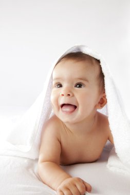 küçük bebek gülümseyen