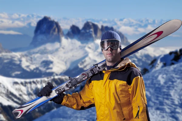 Skifahrer mit Blick auf die Berge — Stockfoto