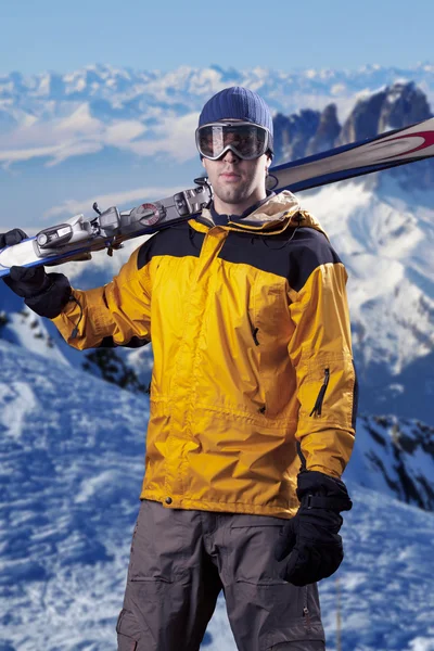 Sciatore che guarda le montagne — Foto Stock