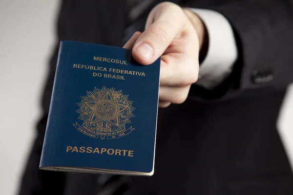 Hombre que presenta un pasaporte brasileño . — Foto de Stock