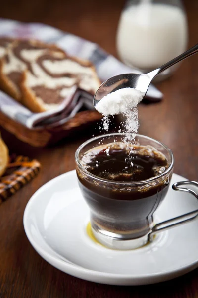 Eine Tasse Kaffee mit Croissant und einem Kuchenkorb — Stockfoto