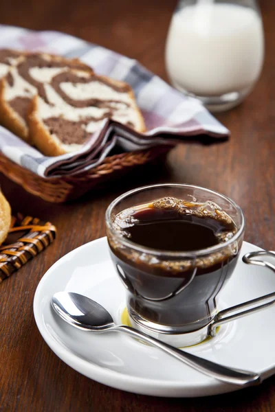 Uma xícara de café com uma cesta de bolo — Fotografia de Stock