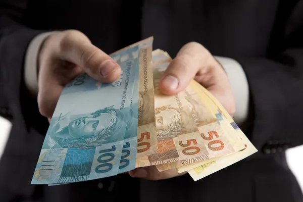 Hombre de negocios mostrando dinero brasileño . — Foto de Stock