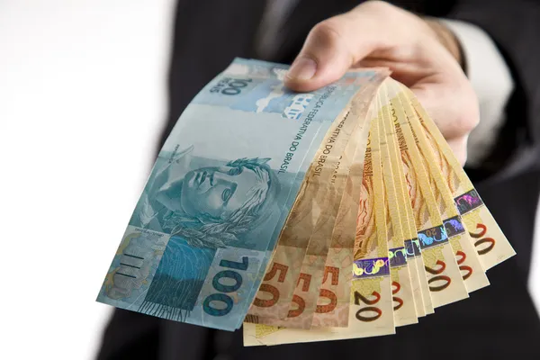 Geschäftsmann zeigt Ihnen brasilianisches Geld. — Stockfoto