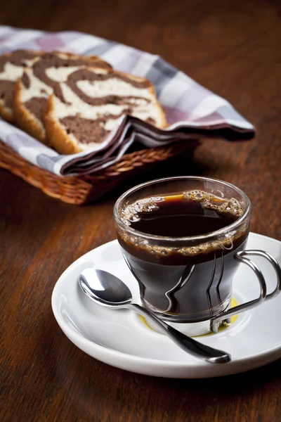 Una tazza di caffè con un cesto di torta — Foto Stock