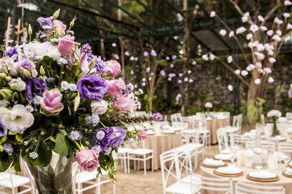 Blumenstrauß bei einer Ballsaalparty Stockfoto