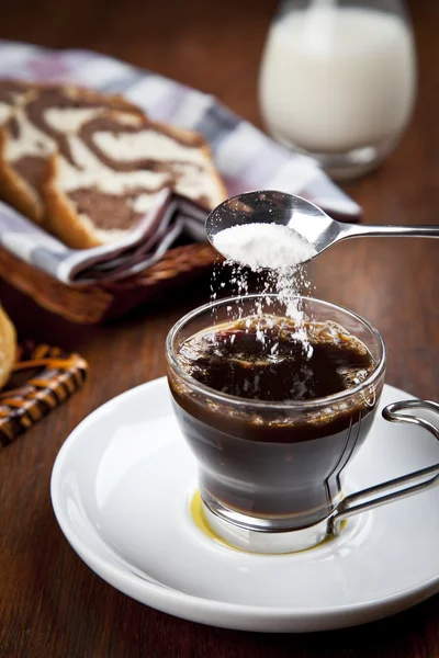 Чашка кофе с круассаном и корзинкой для торта — стоковое фото