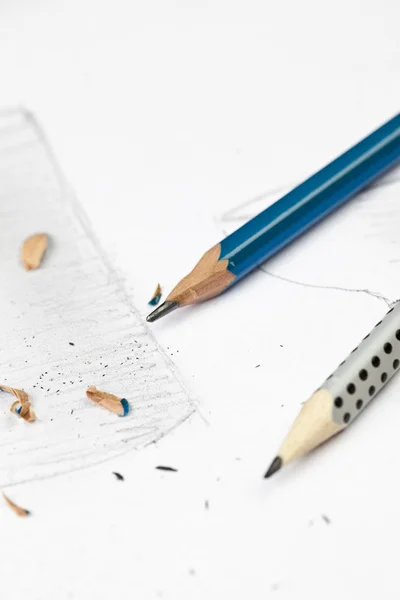 Spitze Bleistifte auf einer Zeichnung. — Stockfoto