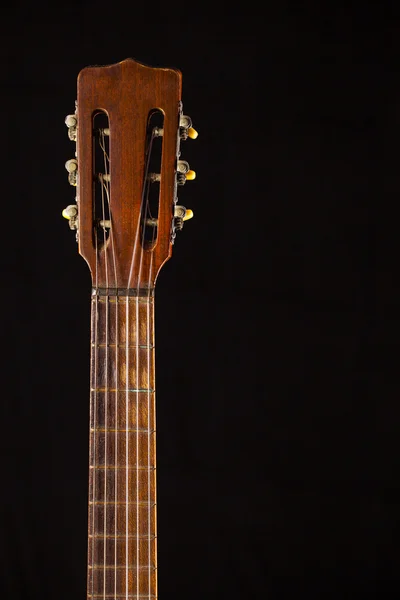 Озил об акустической гитаре — стоковое фото