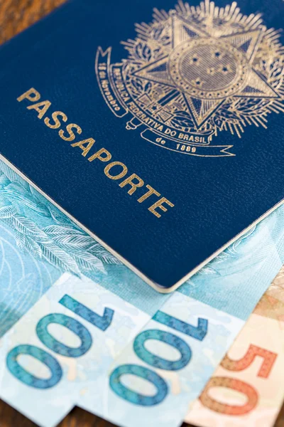 Pasaporte brasileño con facturas reales — Foto de Stock