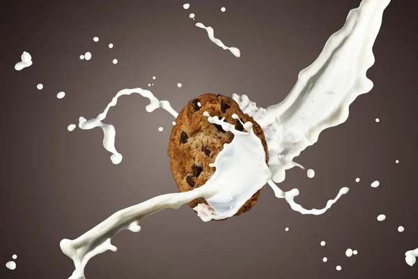 Chocolate chip cookie med en skvätt mjölk. — Stockfoto