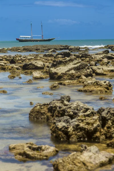 Boat behind a reef — Stock Photo, Image