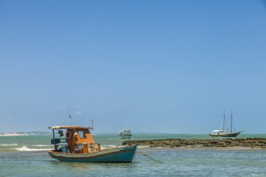 resif üzerinde tekne