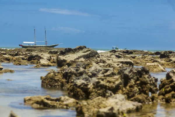 Barca dietro una barriera corallina — Foto Stock