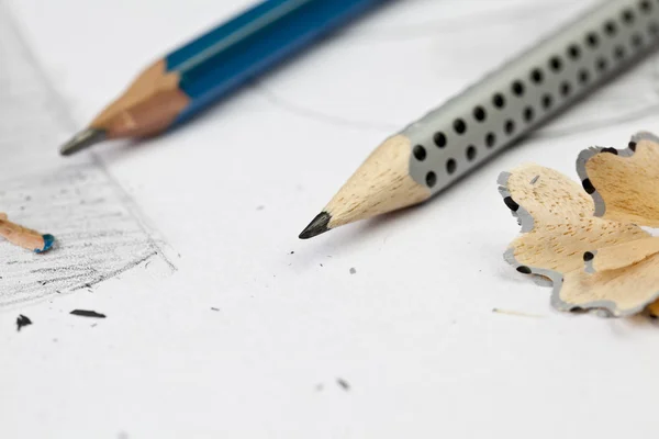 Scherpe potloden op de top van een tekening. — Stockfoto