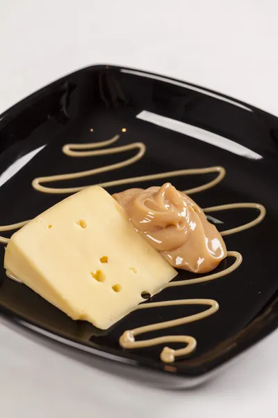 チーズと加糖練乳 — ストック写真