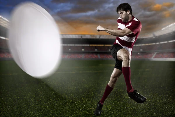 Jogador de rugby chutando — Fotografia de Stock
