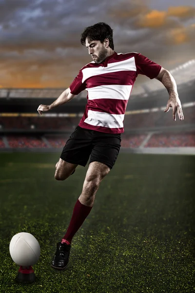 Jogador de rugby chutando — Fotografia de Stock