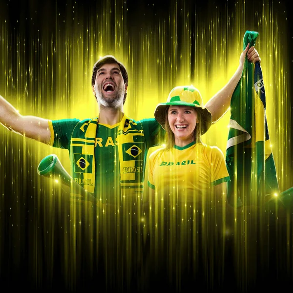 Бразильская Пара Празднование Кубка Черном Фоне Желтым Свечением Приветствуя Бразилию — стоковое фото