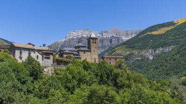 Ordesa 'daki Torla Kasabası ve Monte Perdido Ulusal Parkı, Aragon, Huesca, İspanya.