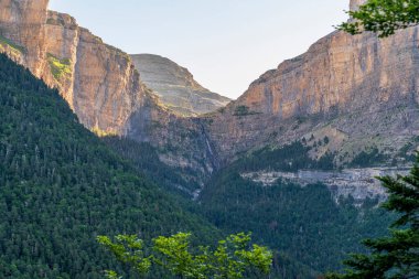 Cotatuero Sirki 'nin Ordesa ve Monte Perdido Ulusal Parkı, Aragon, Huesca, İspanya' daki şelalesi gün doğumunda görülecek..