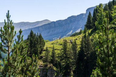 Ordesa ve Monte Perdido Ulusal Parkı 'ndaki yürüyüşçüler, Aragon, Huesca, İspanya.
