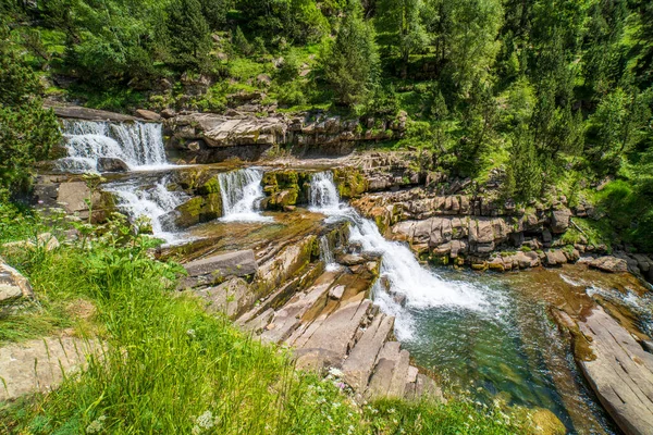 Cascate Dell Ara Nella Valle Dell Ordesa Una Giornata Sole — Foto Stock