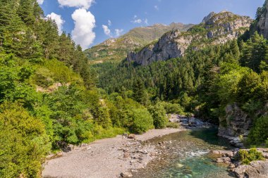Otal Vadisi önünde dinlenen yürüyüşçü, Ordesa y Monte Perdido Ulusal Parkı, Aragon, Huesca, İspanya.