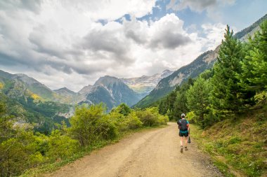 Rezervuarın ve Huesca, Aragon 'daki Lanuza kasabasının manzarası.