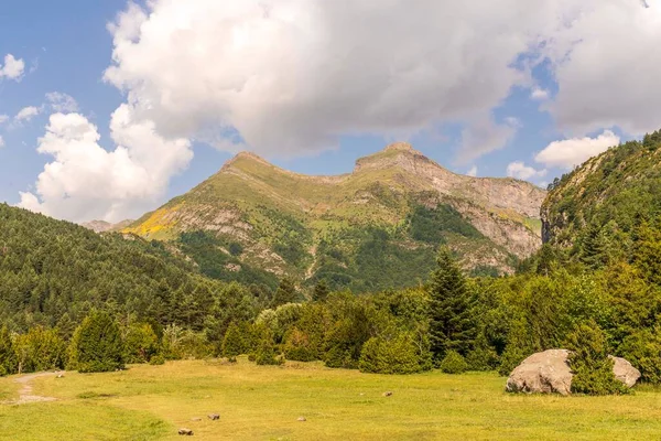 Caminhante Frente Vale Otal Parque Nacional Ordesa Monte Perdido Aragão — Fotografia de Stock