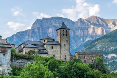 Ordesa 'daki Torla Kasabası ve Monte Perdido Ulusal Parkı, Aragon, Huesca, İspanya.