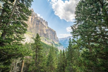 Ordesa ve Monte Perdido Ulusal Parkı 'ndaki büyük kayalıkların manzarası, Aragon, Huesca, İspanya.