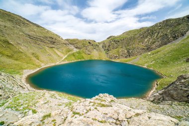 Ordesa ve Monte Perdido Ulusal Parkı 'ndaki İbon de Bernatuara Gölü manzarası, Aragon, Huesca, İspanya.
