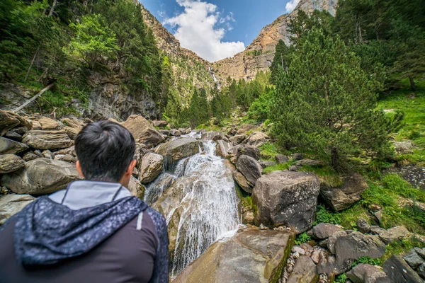 Female Hiker Observing Cotatuero Waterfall River Ordesa Monte Perdido National — Foto Stock