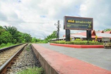 Nakhon Si Thammarat Eyaleti, THAILAND - 26 Haziran 2022: Nakhon Si Thammarat, Tayland 'daki Wat That Noi tapınağının tren istasyonu işareti. Bu tapınak Tayland 'ın güneyindeki Nakhon Si Thammarat eyaletinin seyahat yeridir..