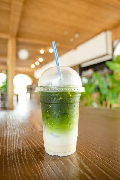 咖啡店里有一杯冰凉的绿茶 — 图库照片