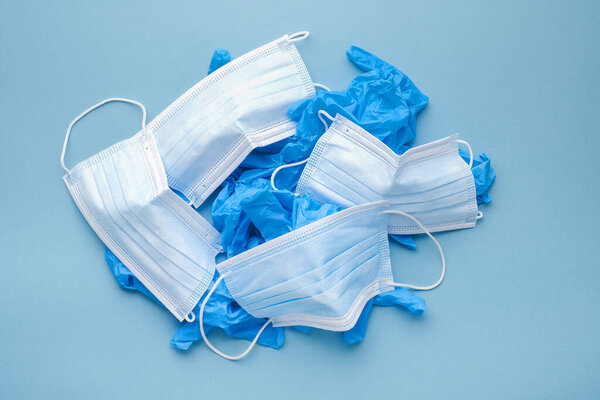 Куча медицинских масок и перчаток. Концепция последствий пандемии ковида-19 и загрязнения природы пластиком