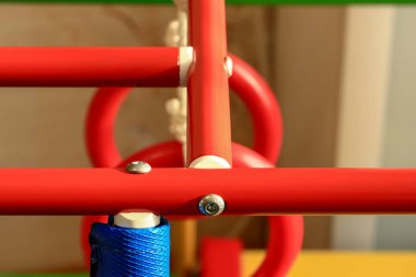 Kırmızı metal tüpler. Yapısal elementlerin bağlantısı. Yakın plan..