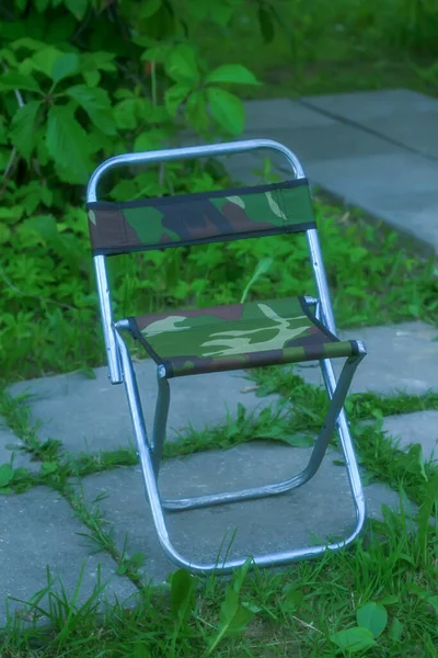 Cadeira Turística Dobrável Pequena Close Fundo Verde Desfocado Vista Superior — Fotografia de Stock