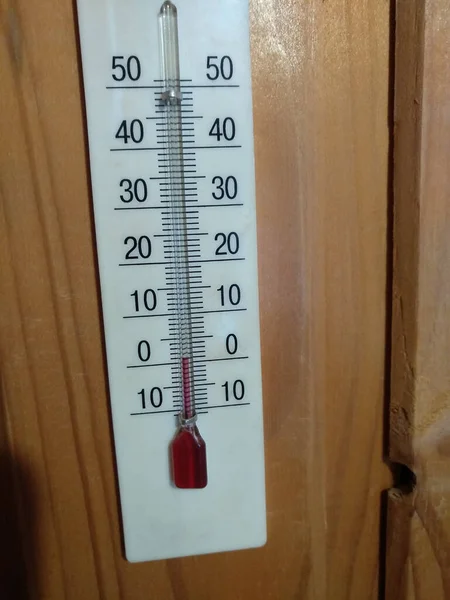 Thermometer Auf Einem Hölzernen Hintergrund Nahaufnahme Zeigt Temperatur — Stockfoto