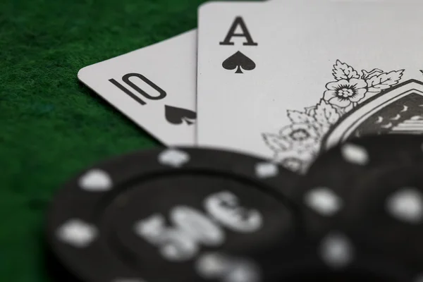 Ten and ace of spades blackjack with betting chips — Stock Photo, Image