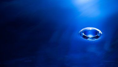 bir düşüş hala mavi su