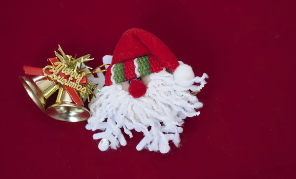 Śnięty Mikołaj z złota Wesołych Świąt dzwony na czerwonym tle — Zdjęcie stockowe