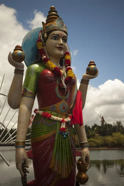 Zbliżenie posąg hinduskiej bogini gayathri w grand bassin w mauritius — Zdjęcie stockowe