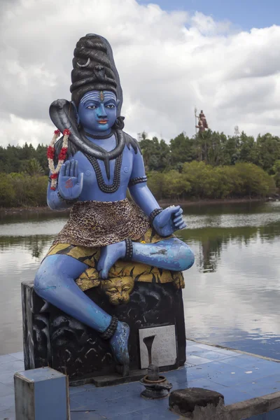 Mooie blauw standbeeld van hindoe god shiva op grand bassin in mauritius — Stockfoto