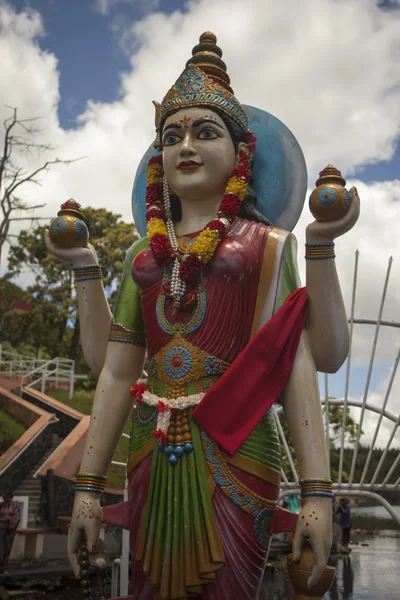 Posąg hinduskiej bogini gayathri w grand bassin w mauritius — Zdjęcie stockowe